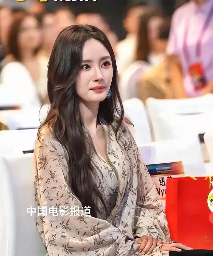 杨幂是真会啊！别人红毯挤破头争华丽，她穿个“竹叶纱衣”进场，这是要把东方美学玩出