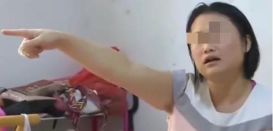2019年，湖南湘潭，一月薪八千的男子每个月偷偷给父母300元，被妻子发现后，妻