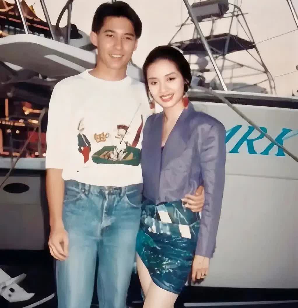 这张照片记录下了梅艳芳和前男友刘米高1989年在巴西拍摄MV时的美好瞬间，“梅姑
