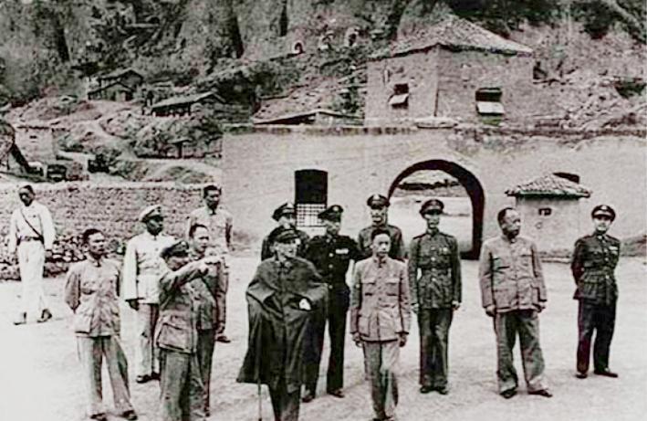 47年蒋介石唯一一次到延安，坐在毛泽东的窑洞连发三问：为什么？
“1947年8月