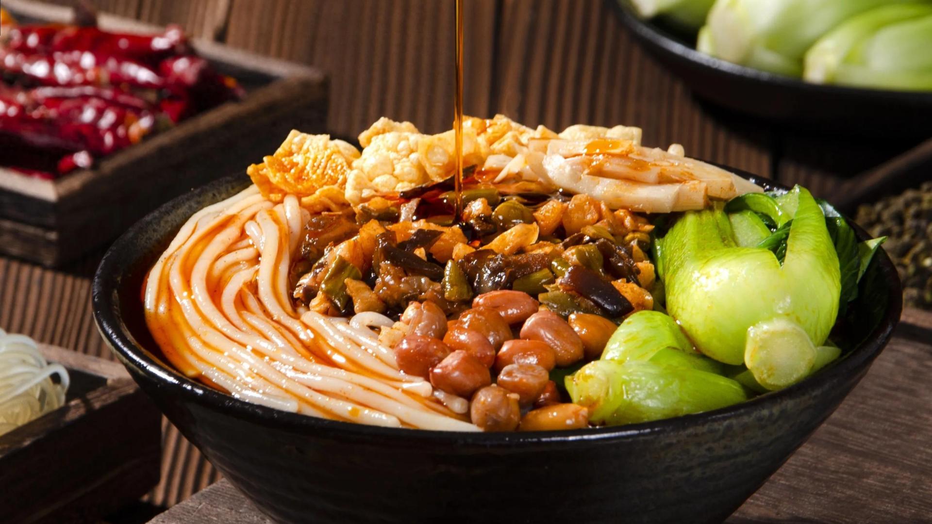 广西夜市里最具特色的佳肴，本地人习以为常，对于游客来说十分新奇