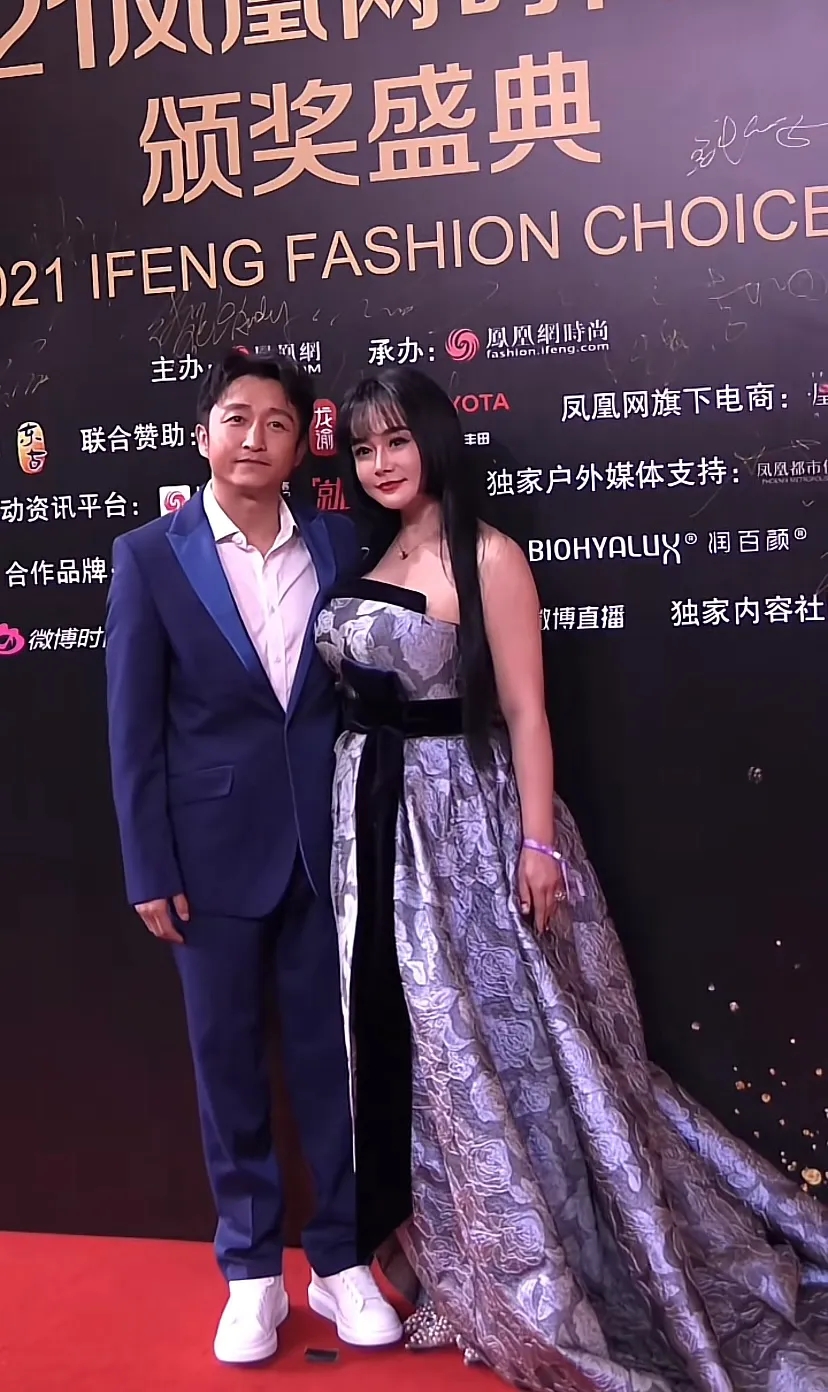 这你受得了吗
拳王的女人果然不是一般人能做的
邹市明和妻子冉莹颖走红毯，傲人身材
