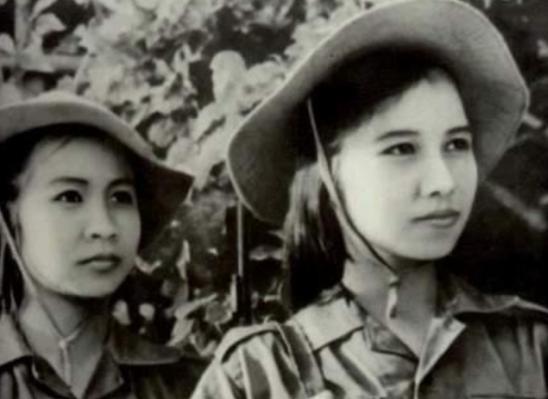 1979年，黄干宗被两个越南女兵“掳”进了大山深处。他本以为自己必死无疑，却没想