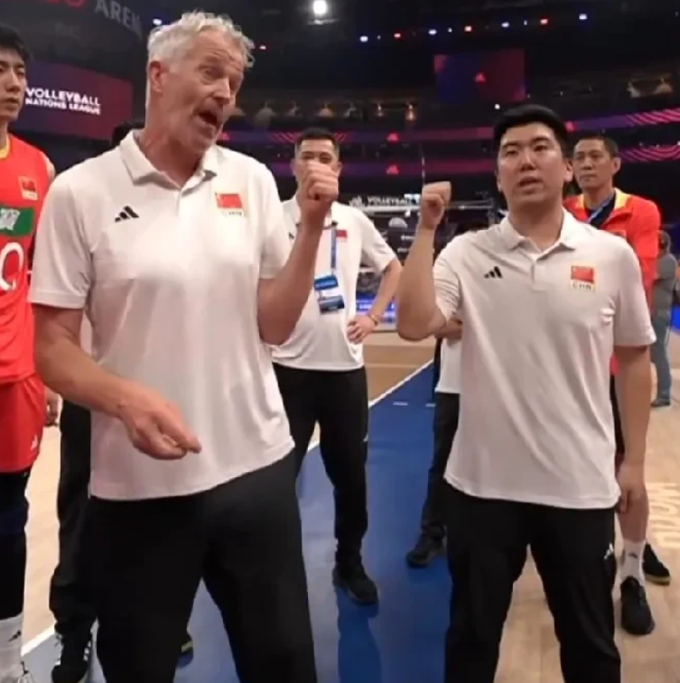 赛后最激动的人，他是中国男排海宁教练的翻译庞新杰

中国男排战胜古巴队之后，头号