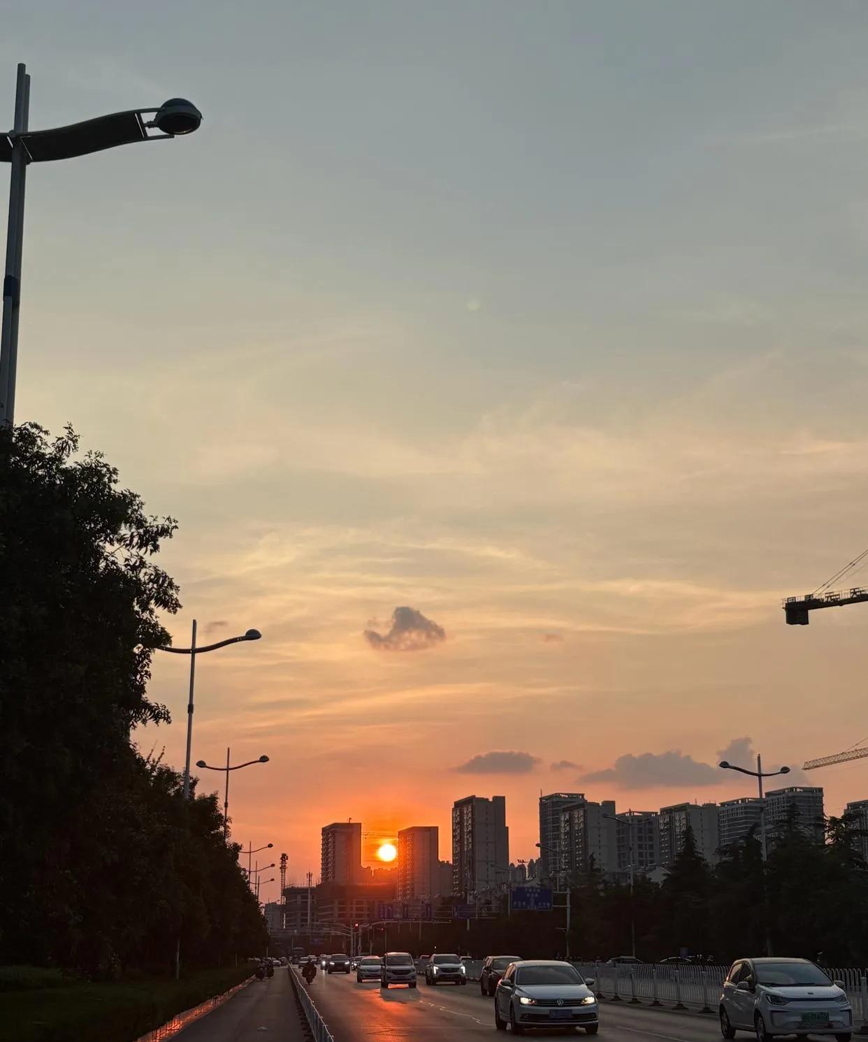 你的底线决定你人生的下限。底线，即个人不可逾越的行为和道德界限，是自我约束的体现