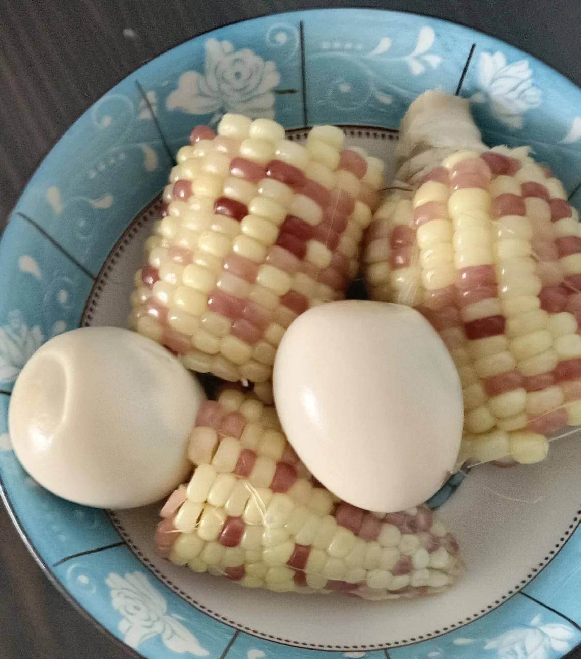 昨晚上10点正准备睡觉，老六的电话在客厅里响了，老六光着脚下床，跑过去拿电话，开