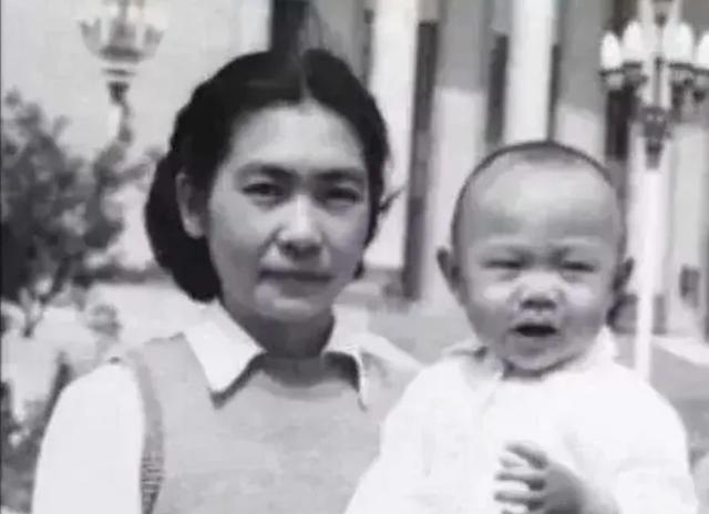 一天，顾方舟趁妻子不在家，偷偷掏出“一管水”，哄骗儿子：“乖，喝甜水儿”，儿子咧