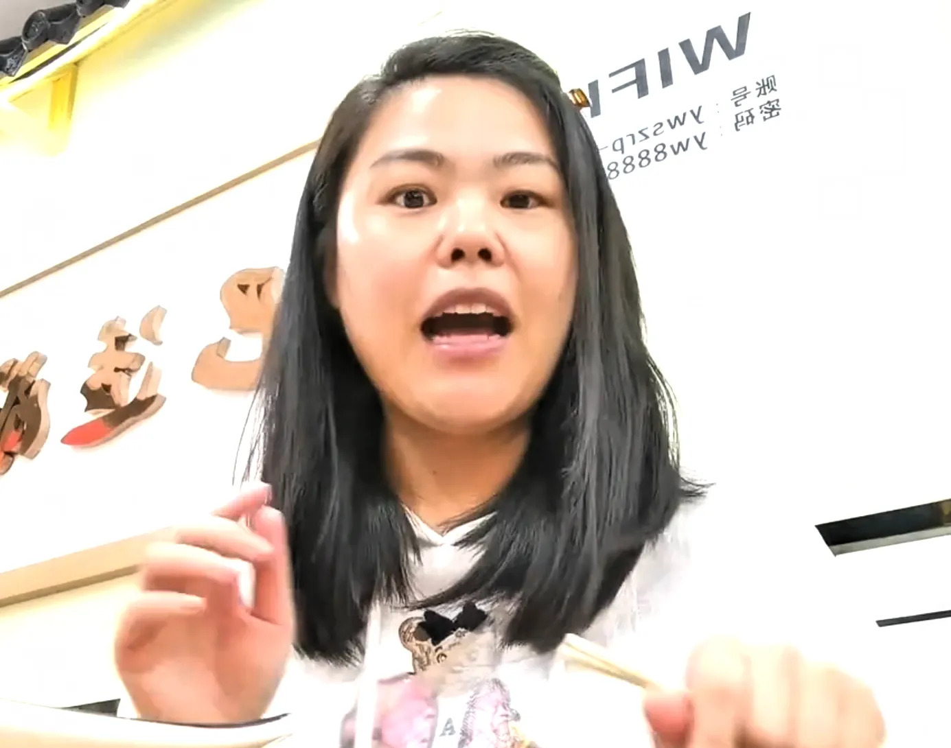 火玫瑰职业疑似曝光











我的天哪！火玫瑰的职业难道真是服装销售