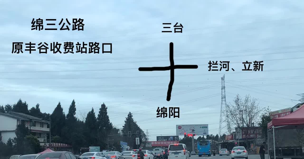这个路口，太疯狂了[泪奔]
很多公然闯红灯和不按道路标线行驶的
就因为这里没