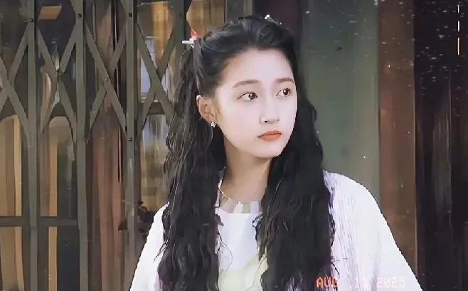 关晓彤为何从“关大壮”变身“腿精”？她的瘦身秘诀是什么？
近年来，关晓彤经历了显
