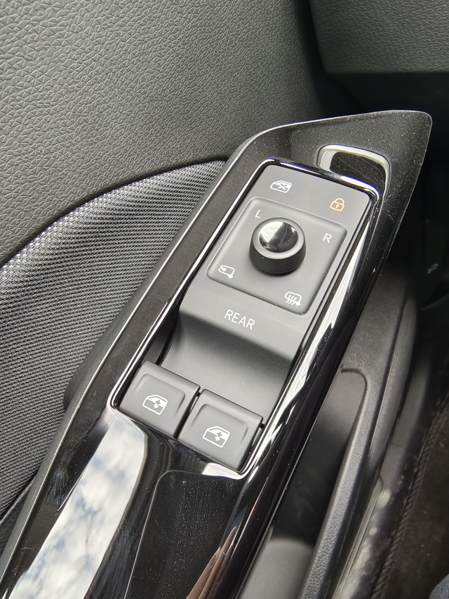 盘点ID3的一些功能槽点
买车前看了很多车评和论坛的评论，其中出现频率比较多的槽