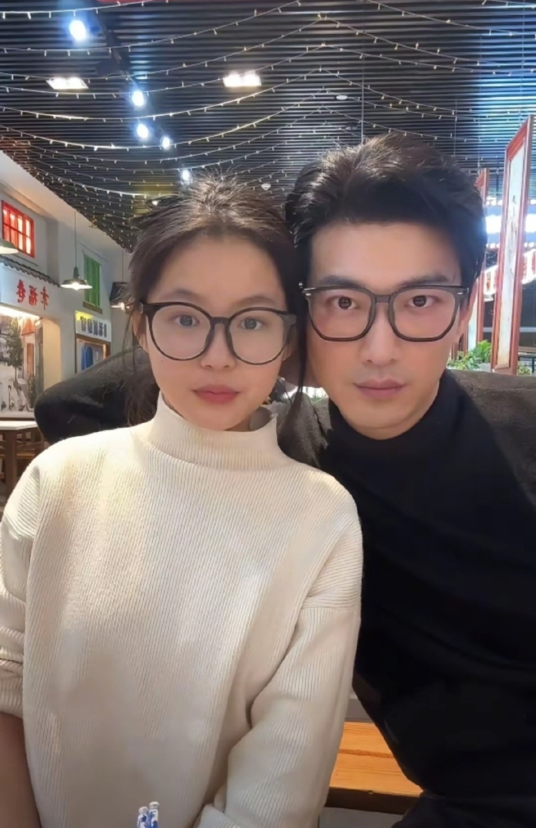 有人拿前天于龙和杨咩咩的直播说事，觉得他们的素颜状态“不够好看”。
但必须说明一