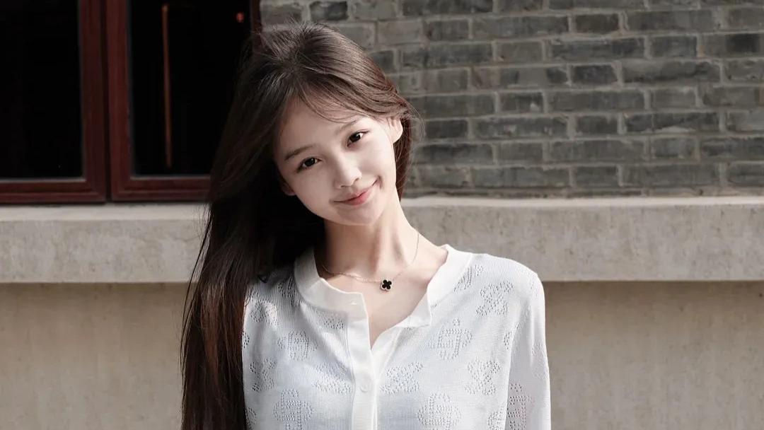 小个子氛围感穿搭：一套灰白搞定清爽与可爱