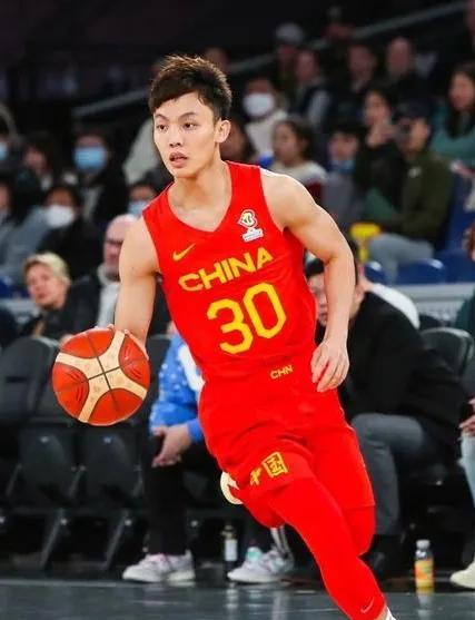 郭士强该下决心了，让徐杰回广东休息吧！
郭士强指导带队，徐杰打得太挣扎，说句实在