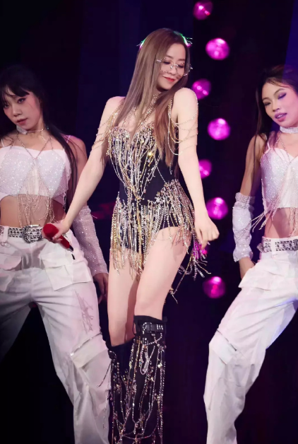 张靓颖的这套衣服要是给斯泰夫特霉霉穿，你们又要夸是女王。 ​​​