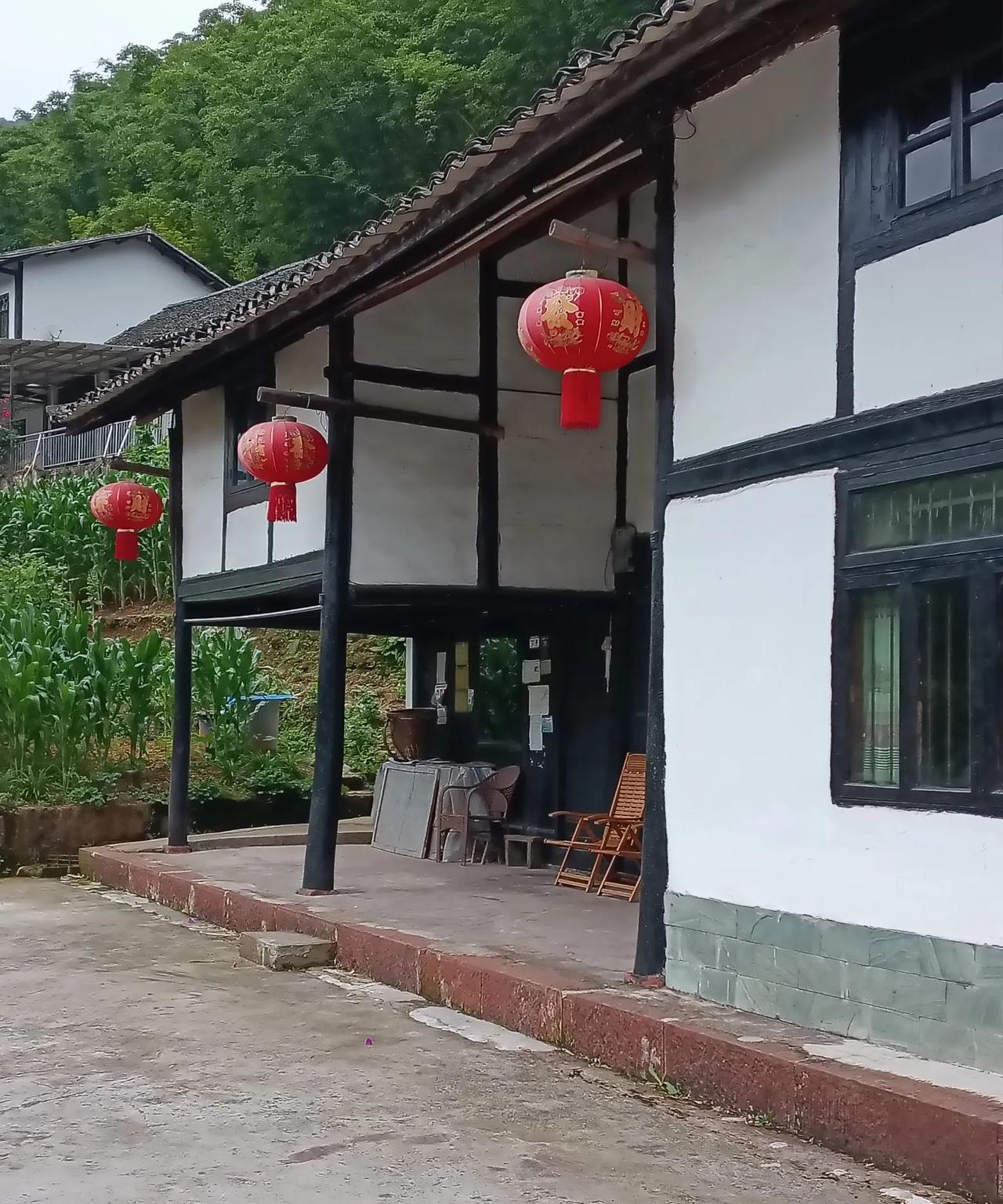 农村的几大怪现象。
一是办酒成风。
现今的农村人，特别喜欢办酒，只要去农村，就会