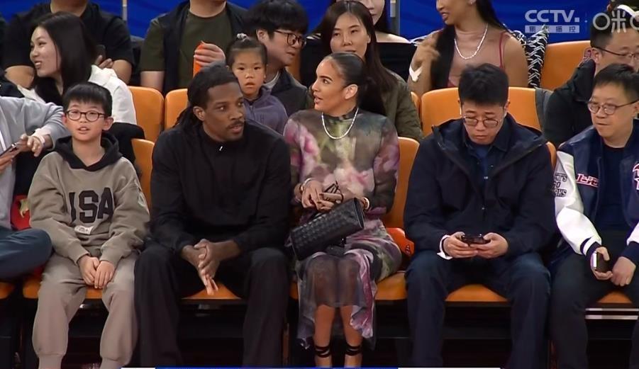 上海队外援布莱德索和漂亮老婆坐在场边观战上海与新疆的关键补赛。布莱德索老婆身材太