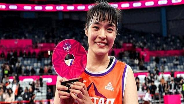 轰29+6夺MVP，中国女篮又一24岁2米明星崛起，李月汝接班人减重