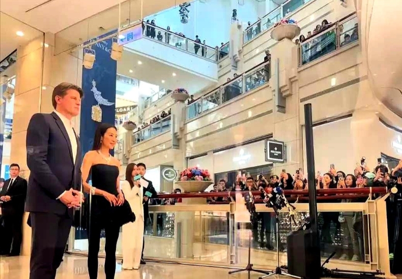 据媒体消息：马来西亚华裔女演员杨紫琼11日在中国台湾省为珠宝品牌新店剪彩的活动上