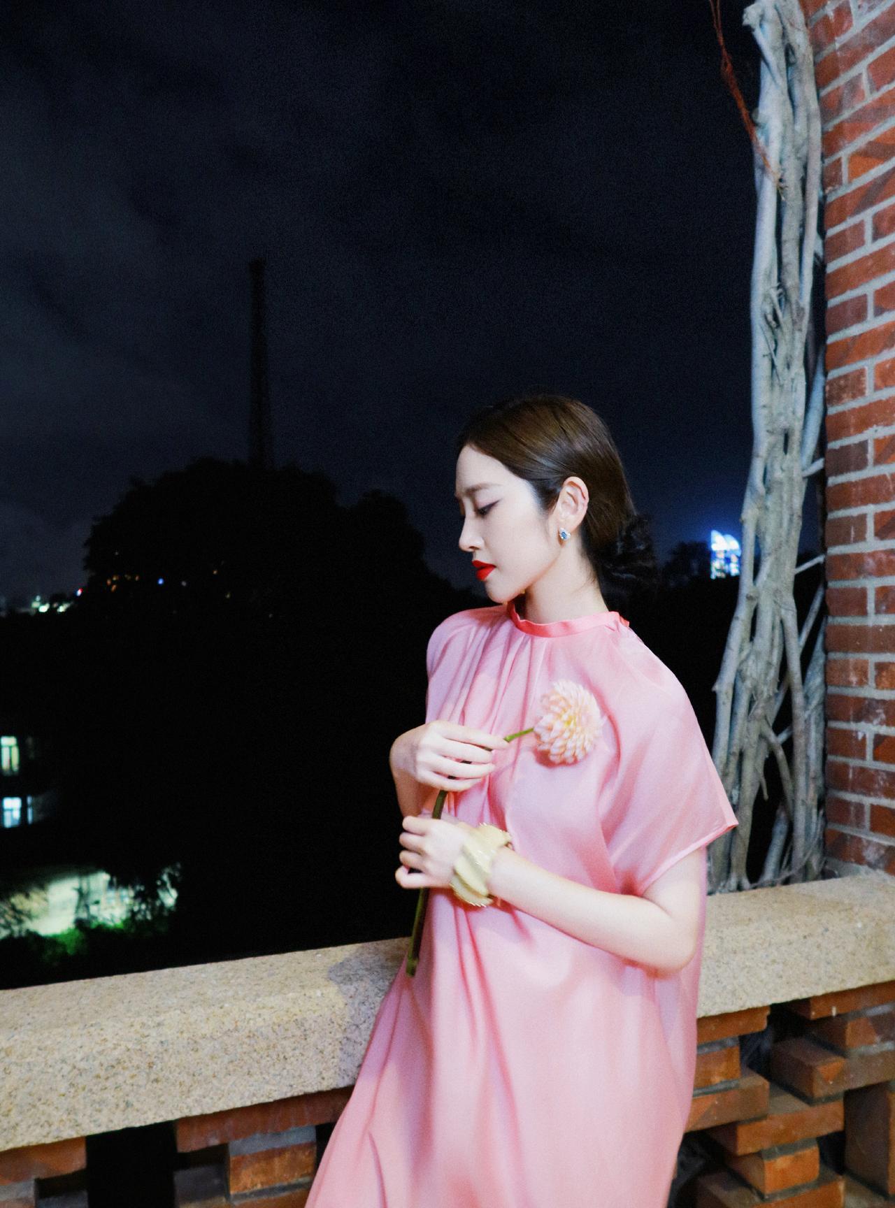 全网劝她生二胎，还最好生个儿子，因为这样世界就多了一个好男人。娱乐圈最幸福的女明