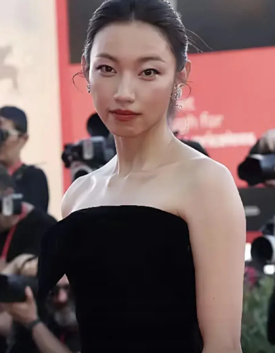 很多人，竟然因为不愿意看她而弃剧！

《长安荔枝》因为有一部分人雷佳音而追剧，也
