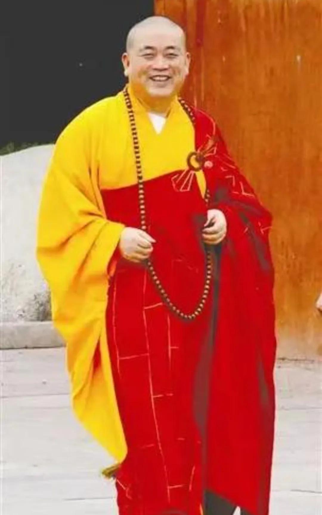 释永信真不一般！
释永信16岁步入少林寺，俗名刘应成，1999年正式担任少林寺第