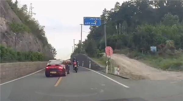 男子超车撞倒摩托车后换车牌 警方通报：刑拘！
