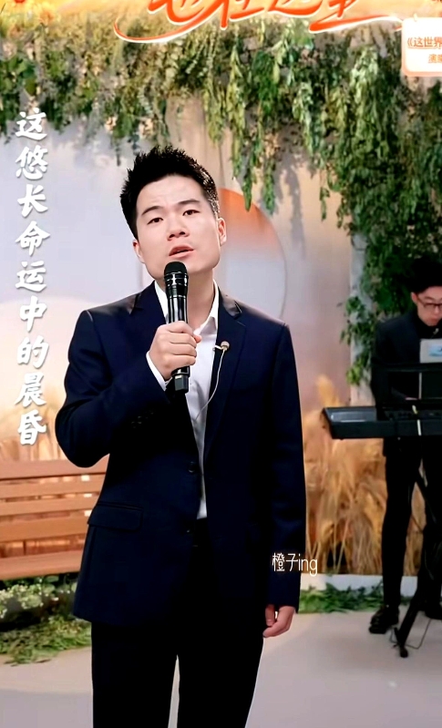 要说董宇辉和老俞关系依旧挺好，估计是不大可能了。
昨天董宇辉出圈三周年，全网都在