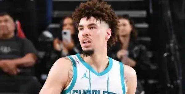 三球拉梅洛鲍尔荣膺最新一期露天看台评选的最被高估球星第一位。
露天看台评选了被高