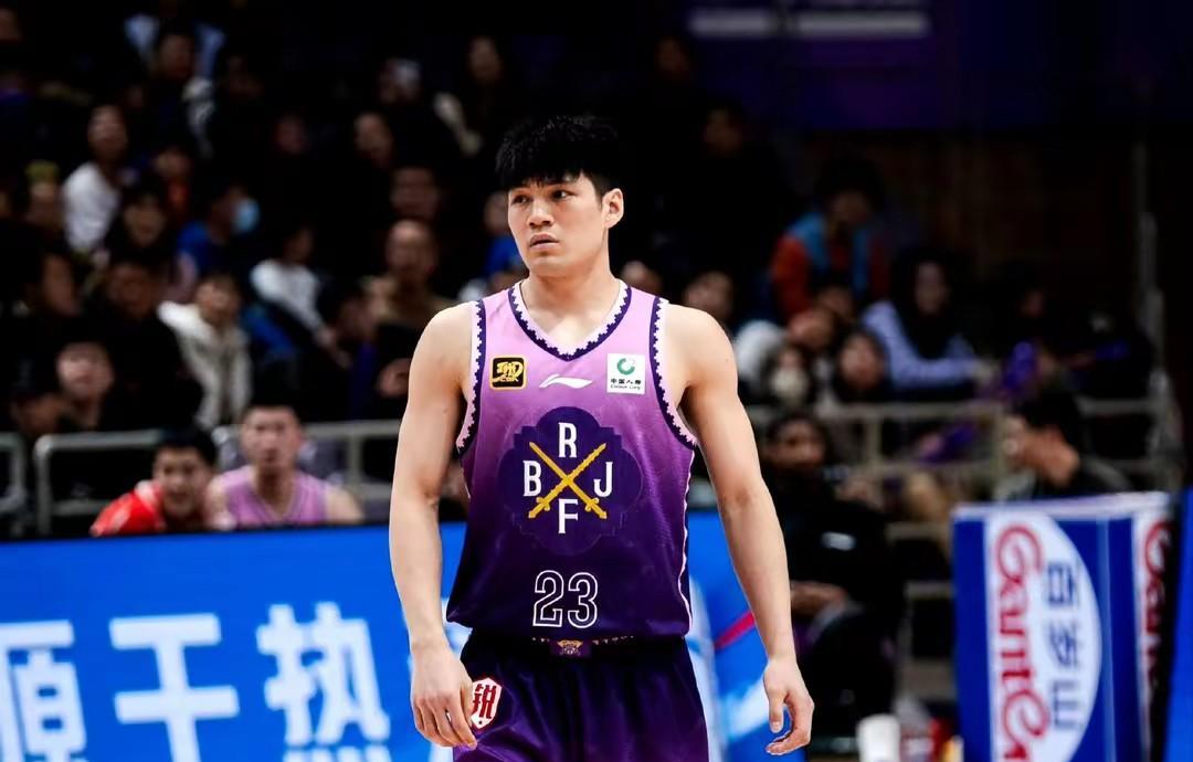 广东男篮仍有机会引进陈国豪，近期俱乐部一直在积极行动，陈国豪已然成为当下交易的首
