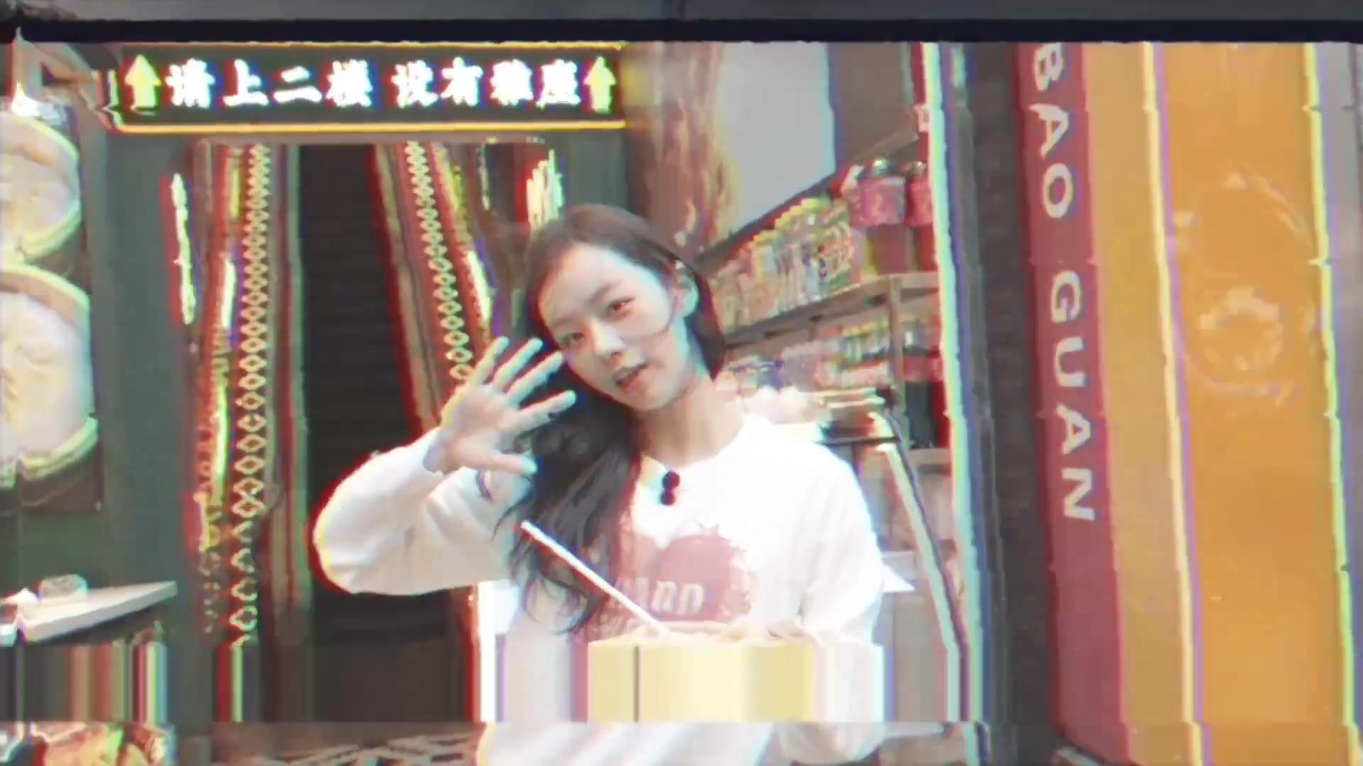 韩国明星李惠利到上海旅游，一个蟹黄汤包，吃得合不上嘴！
李惠利在上海录制节目，她