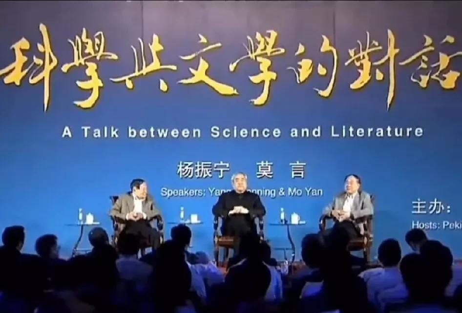中国的三位巨匠：
      
       左一是著名科学家、诺贝尔奖获得者杨