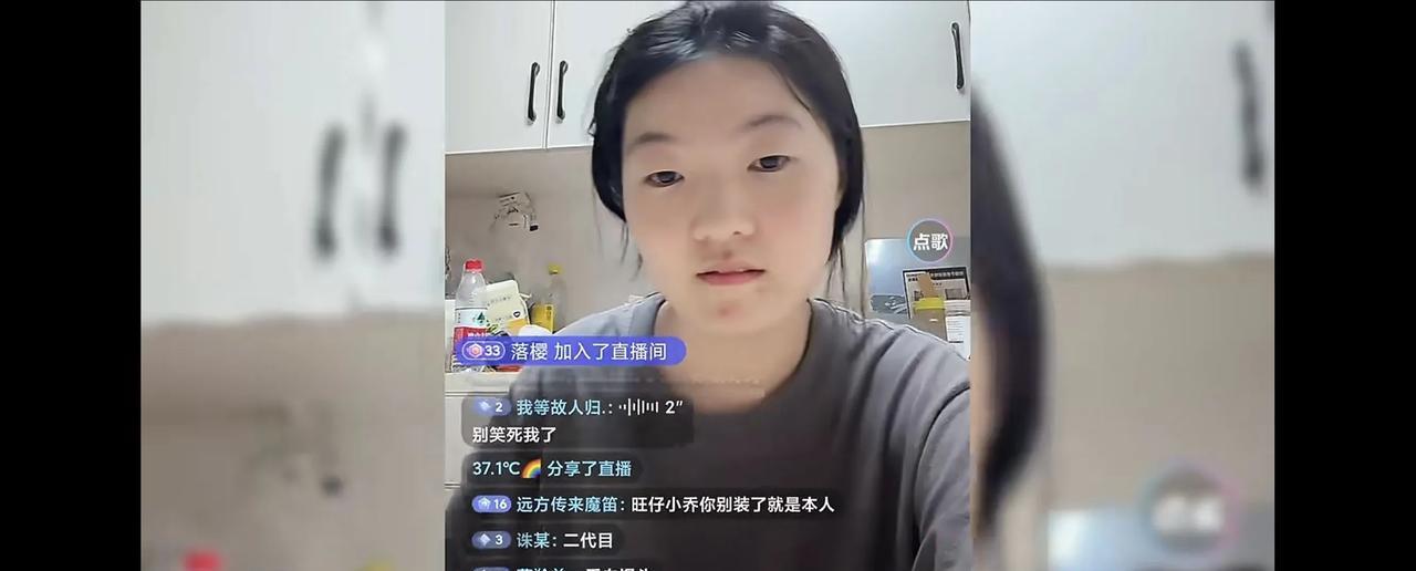 老天爷赏饭吃，因为长得像乔镘凝，也就是传说中的旺仔小乔，这个女孩直播火了。我说怎
