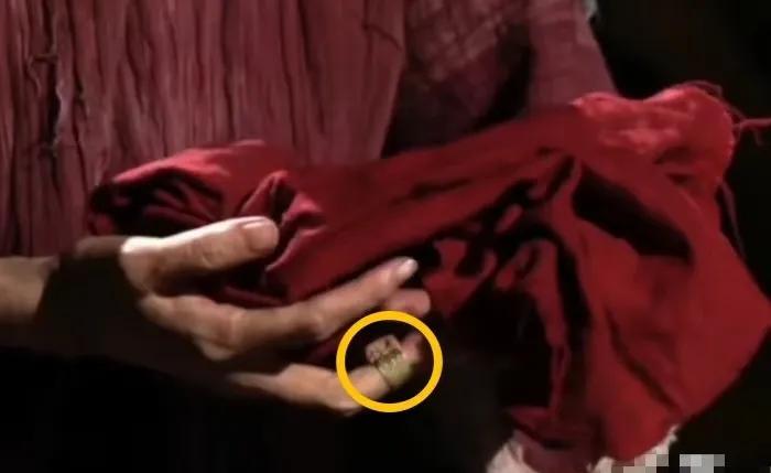 我问我85岁的奶奶，刘敏涛手指上戴的这个是什么？
奶奶眯着眼睛看了一下，叹了一口