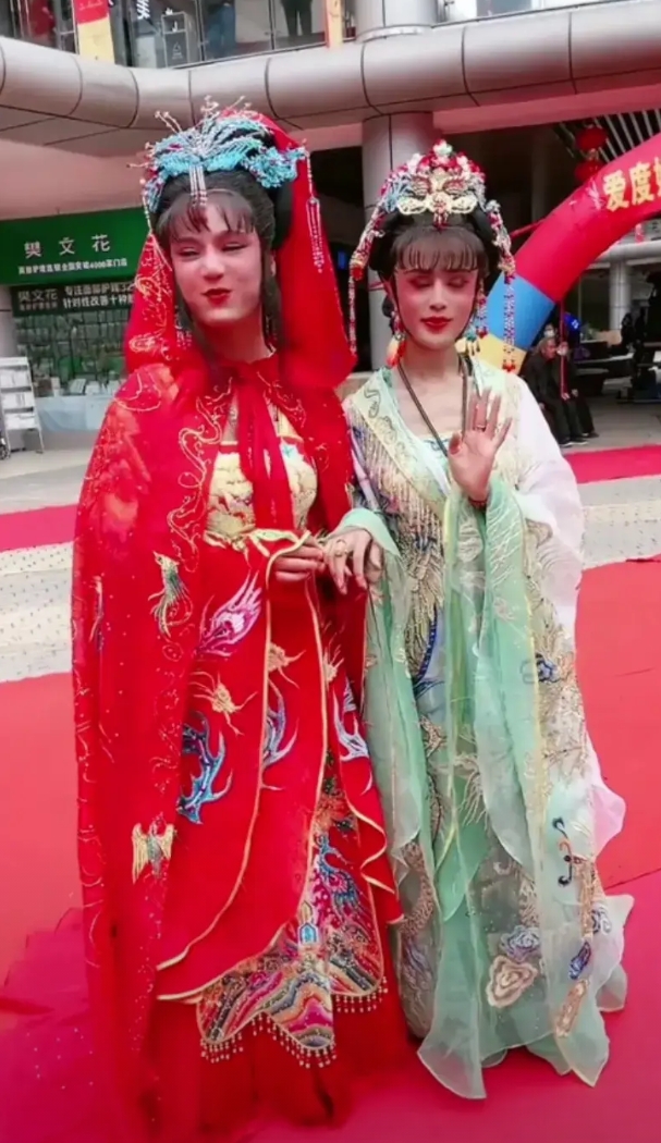 网红罗大美被害，
家人和同事都在悲痛之中，
回忆和罗大美在一起，
那些欢乐开心的