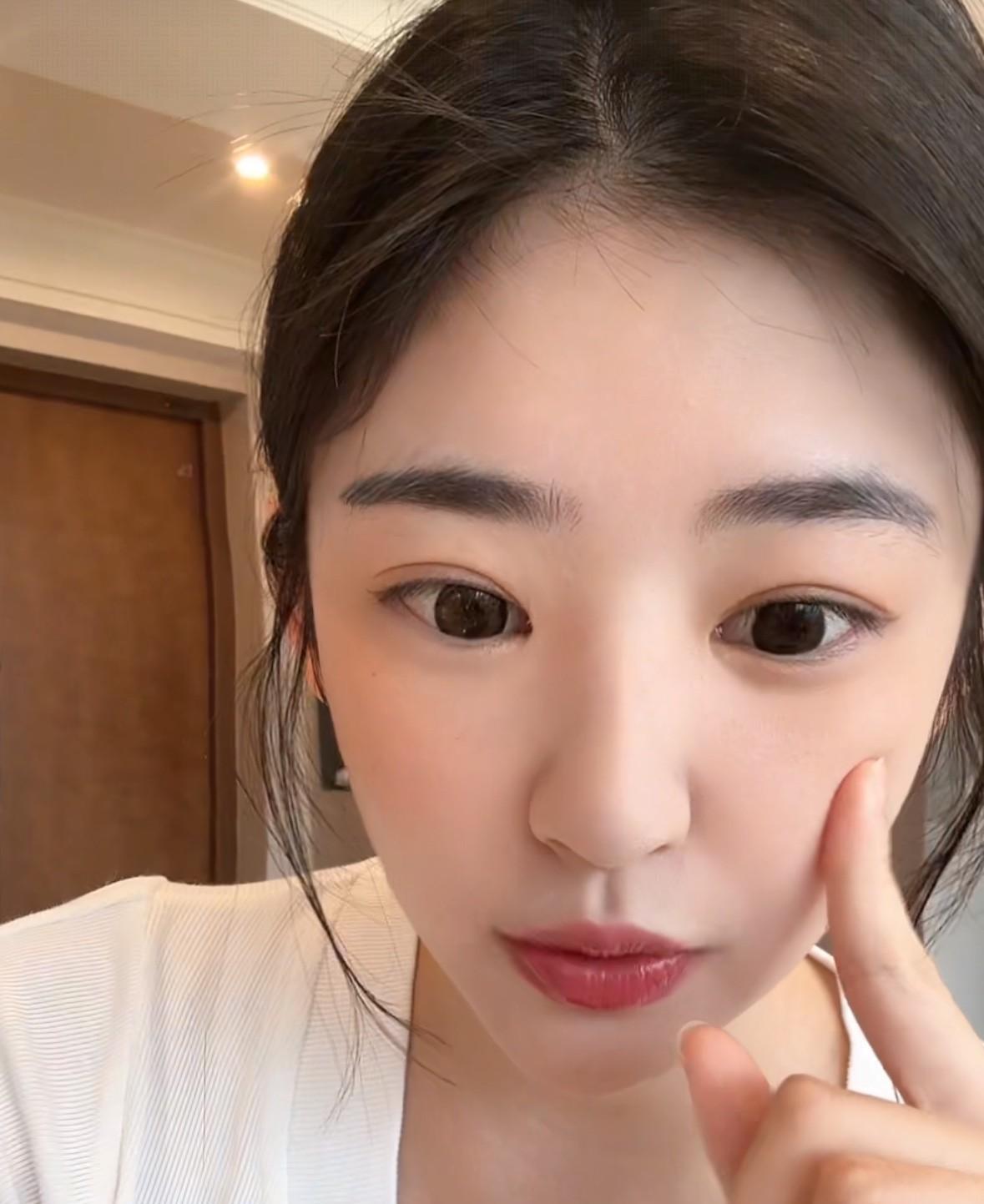 今天，黄一鸣在直播时也说到，有些人觉得她很可怜。她说，她不知道这些人为什么会有这