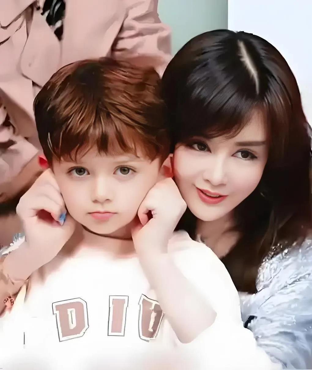 小宝和妈妈视频，委屈诉苦，宝宝过得太苦了，妈妈快来接我吧！
保姆周姐被逗笑了，问