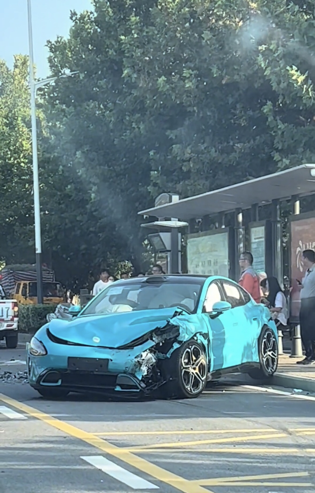 小米su7最近事故有点多哇
南京一辆未上牌的小米su7撞了，看着受损感觉很严重，