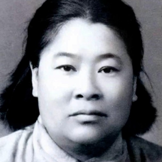 1933年，许世友听说部队有一位出身武当的女侠，便想要切磋一番，于是他迈着自信的