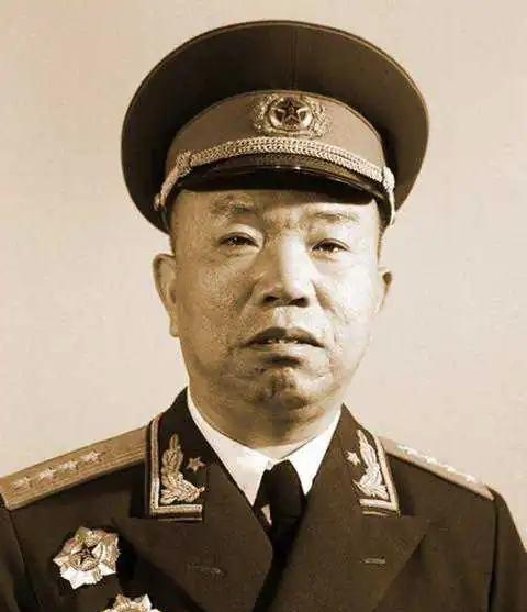 1952年，王树声在商店买东西时，突然感觉售货员有些熟悉，他想了想后，暗道：“当