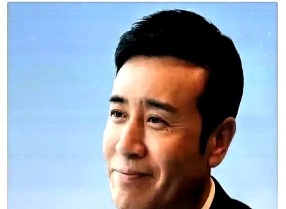 于和伟回抚顺吃个饭，消费了334元，老板抹零后收了300。

可当店主想合影