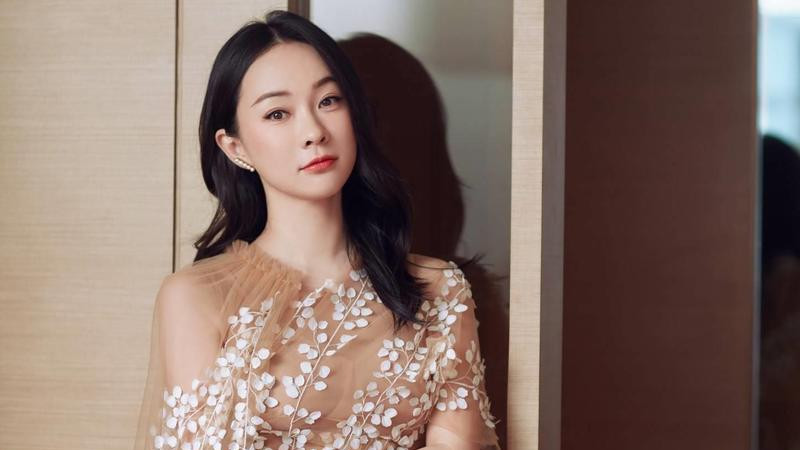 拉萨街拍，霍思燕身材走样？功德捐款，引发热议！真相究竟如何？