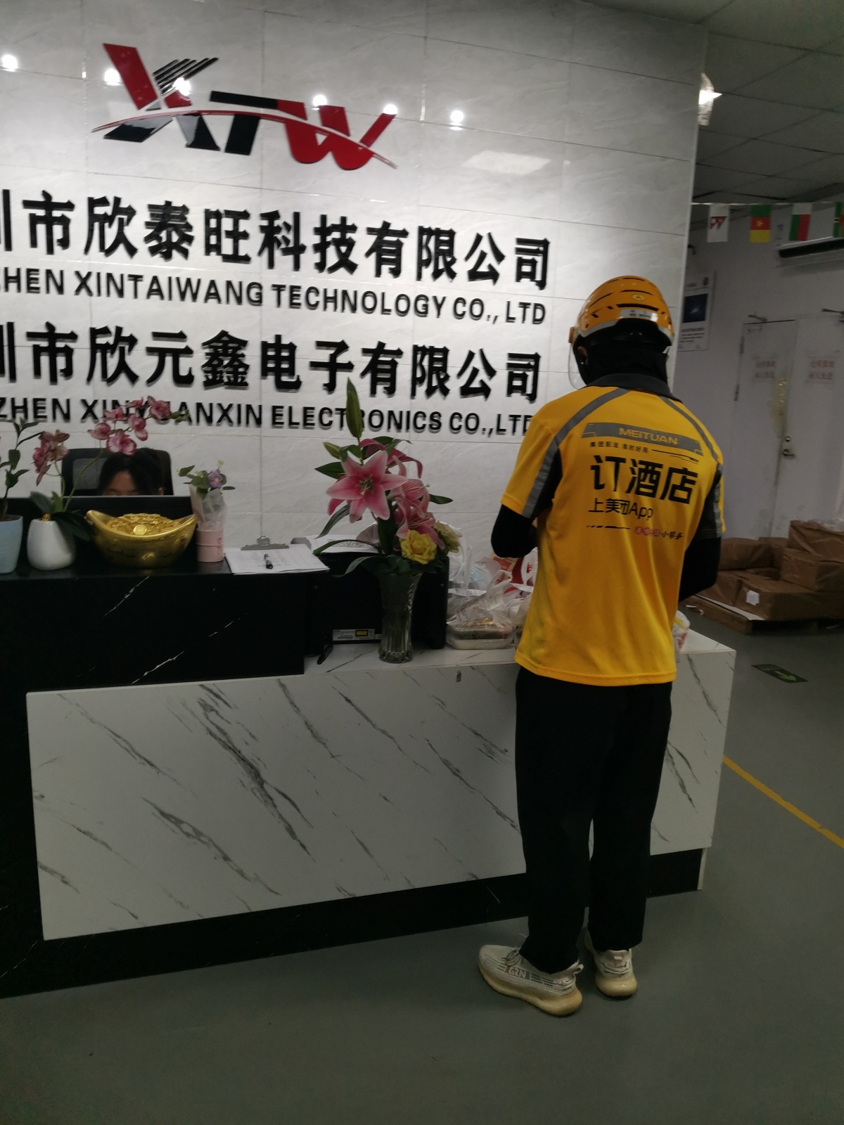 给这家公司送过好几次餐了，公司前台的这束粉色百合花一直这么鲜艳，每次都忍不住多看