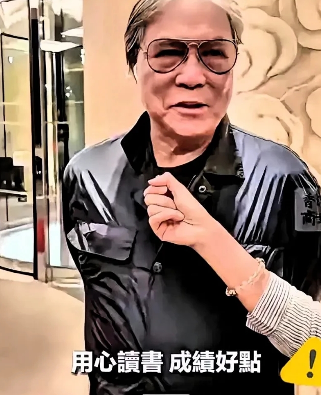 阅兵结束后
港媒采访78岁的霍震霆，问他对孙子的期待，他的回答让人意外。

霍震