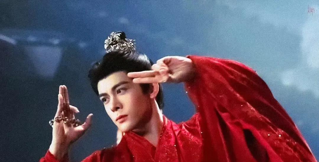 郭敬明执导的《月鳞绮记》已经杀青，先不说演员阵容都是大家熟悉的，就凭陈都灵与曾舜