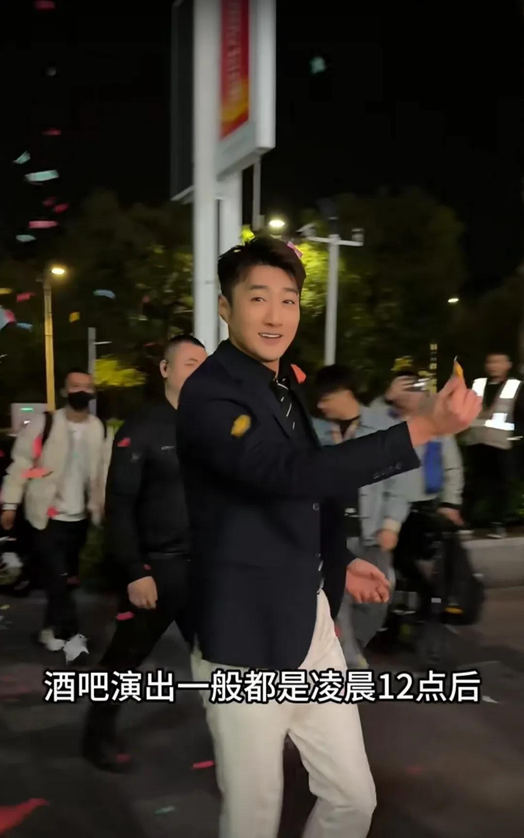 TVB演员蔡淇俊深夜赴酒吧商演，自言紧张又兴奋！长相帅气，个子高挑的他，能歌善舞