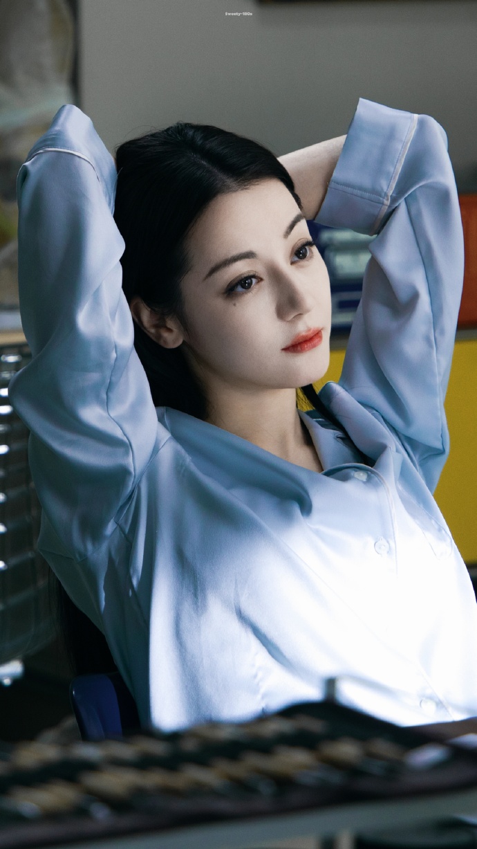 合理怀疑田里导演客串聂九罗经纪人是为了奖励自己对着迪丽热巴这张伟大的脸，蛋糕一口