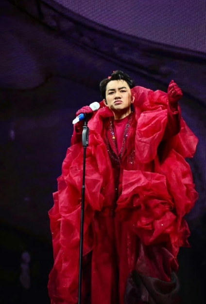 王祖蓝演唱会送浴球，还调侃自己像浴花，这份自黑精神和宠粉态度，真的让人不得不爱！