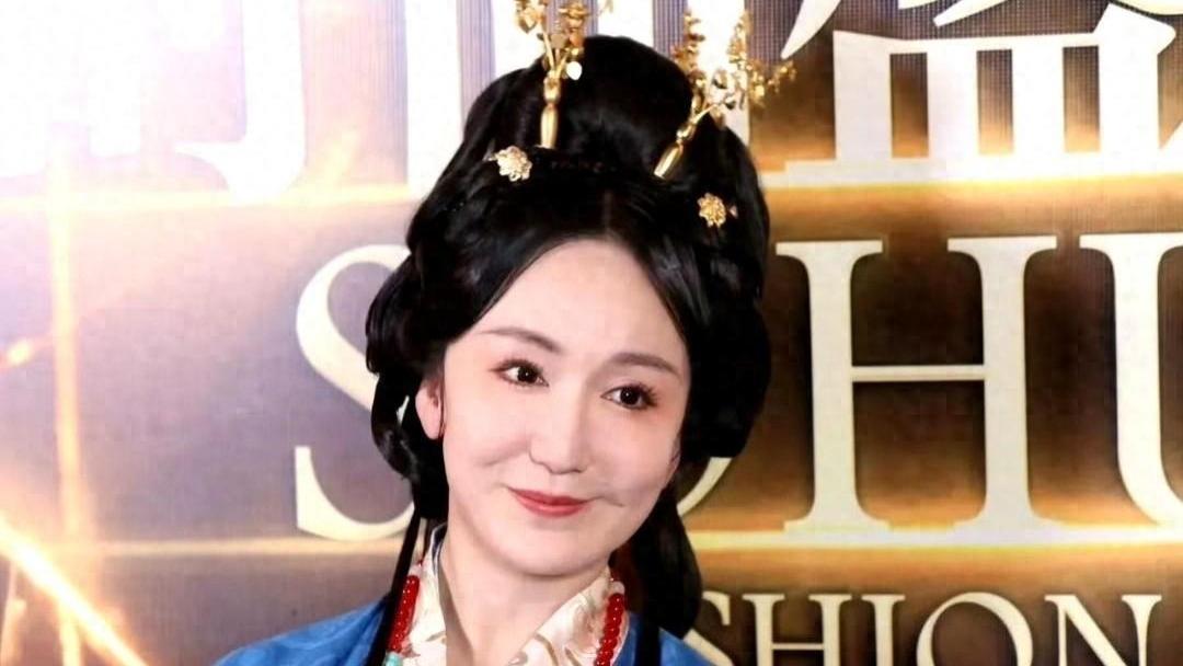 章子怡被骂断崖式衰老后，还敢素颜开会，给“不服老”明星上一课