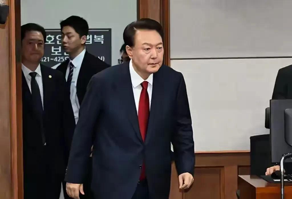 尹锡悦去看守所抓学习，能住上9平米的宿舍就不错了，要知道这都是李在明对他法外开恩